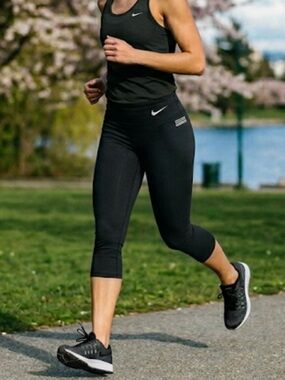 Nike women’s Capri Dri Fit Crop Pants Size Large waist 15” inseam 19” B101